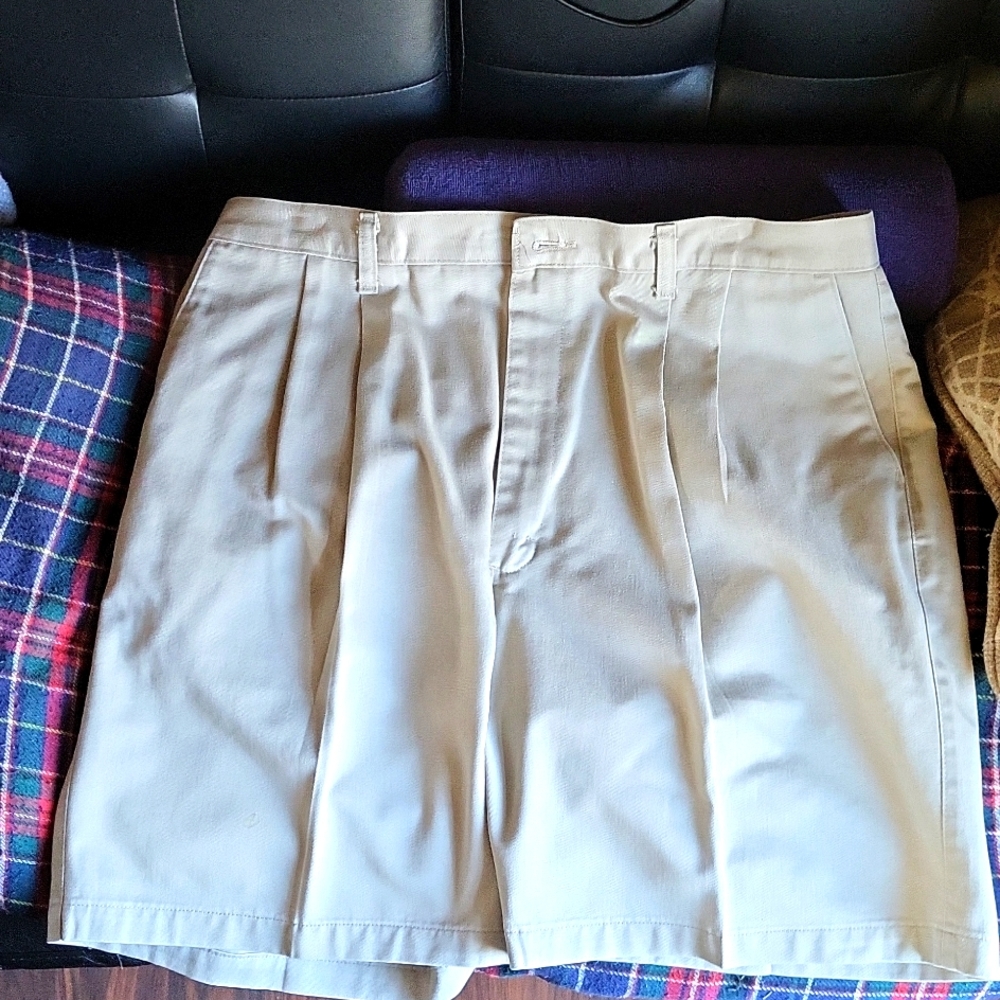 WRANGLER RUGGED WEAR SIZE 38" VERY NICE PAIR OF SHORTS